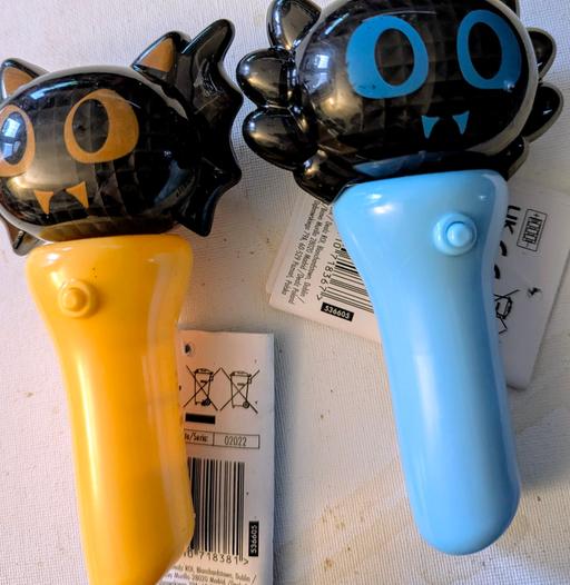 Buy & Sell Georgetown Blaenau Gwent - Photos for 🎃 Halloween 2 X Blue/yellow light up wands.