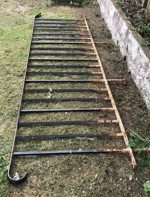 Buy & Sell Mitcham Junction Sutton - Photos for Vintage Antique Single Wrought Iron Railing.