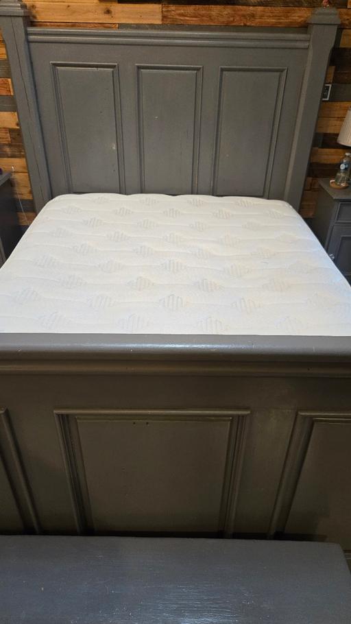 Buy & Sell Castleton Rochdale - Photos for King Size Solid Wood Bedroom Set