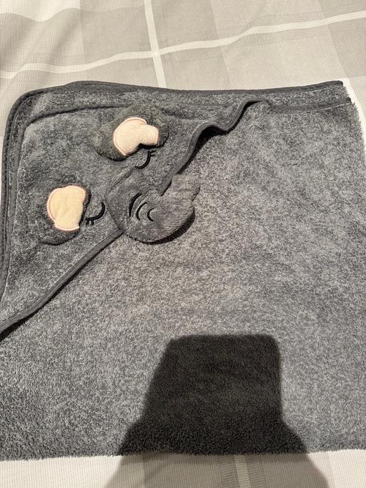 Buy & Sell New Eltham South East London - Photos for Soft grey hooded baby towel