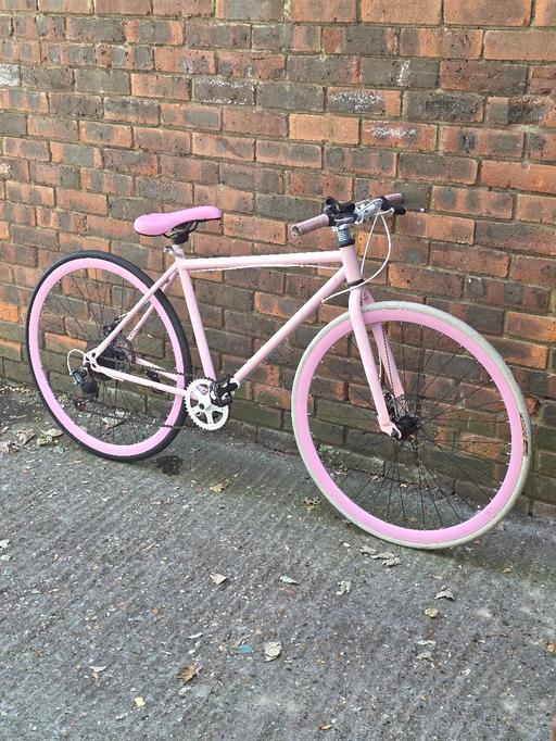 Buy & Sell Dulwich South East London - Photos for UNBRANDED PINK ROAD BIKE w/ DISC BRAKES (18