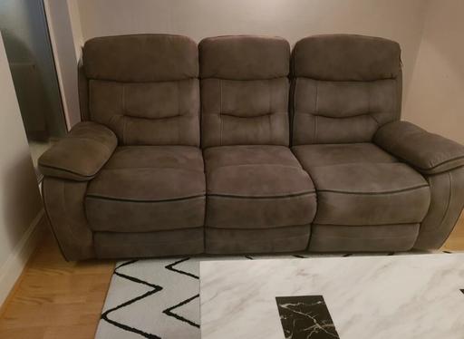Buy & Sell Finsbury Park North London - Photos for Dfs 3 seater power recliner sofa
