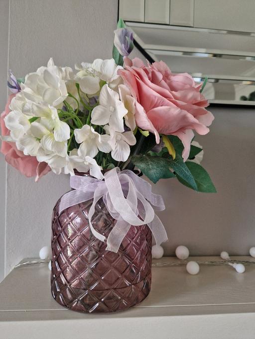 Buy & Sell Longley Sheffield - Photos for A glass vase with artificial flowers