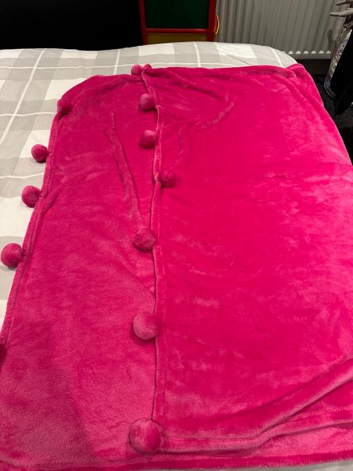 Buy & Sell New Eltham South East London - Photos for Single size pink blanket with Pom Poms