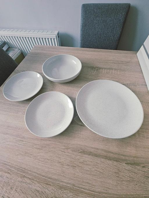 Buy & Sell Newton Doncaster - Photos for 4 items of dinnerware.