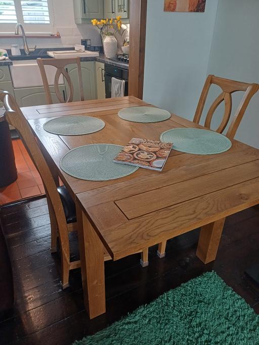 Buy & Sell Millwall East London - Photos for solid oak dinning table and 4 chairs