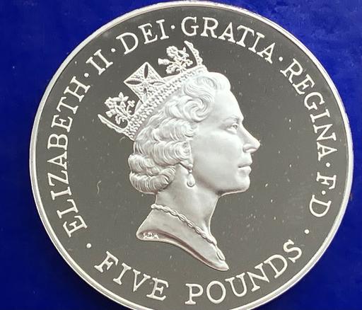 Buy & Sell Yeovil Somerset - Photos for silver Queen Elizabeth 2nd 5pounds coin