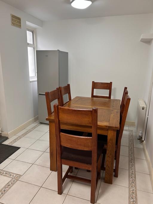 Buy & Sell Colindale North West London - Photos for Extendable wooden dining table and 6 chairs