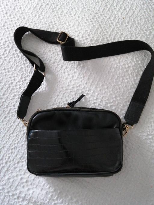 Buy & Sell Wednesfield Wolverhampton - Photos for ladies Handbag (plastic tye missing off Zip