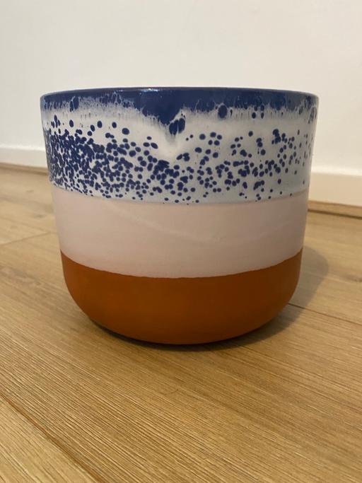 Buy & Sell Sands End South West London - Photos for Medium size plant pot