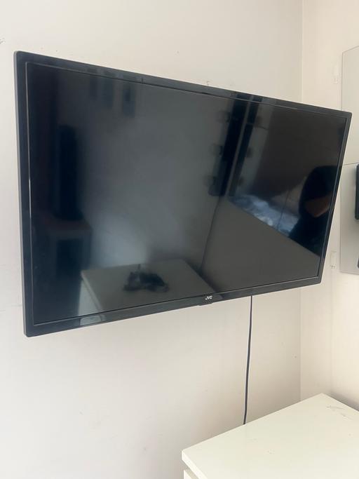 Buy & Sell Redhill Reigate and Banstead - Photos for JVC 32 inch TV and rotating wall bracket