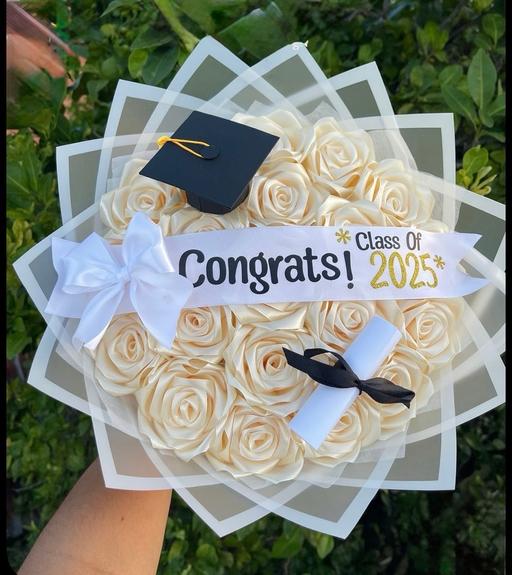 Buy & Sell Newton-Le-Willows Saint Helens - Photos for Graduation flower bouquets custom