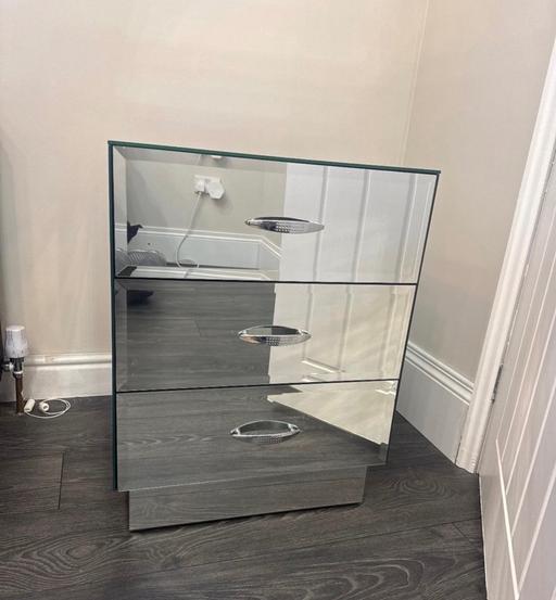 Buy & Sell Moorfields Liverpool - Photos for Mirrored 3-Drawer Bedside Table / Cabinet
