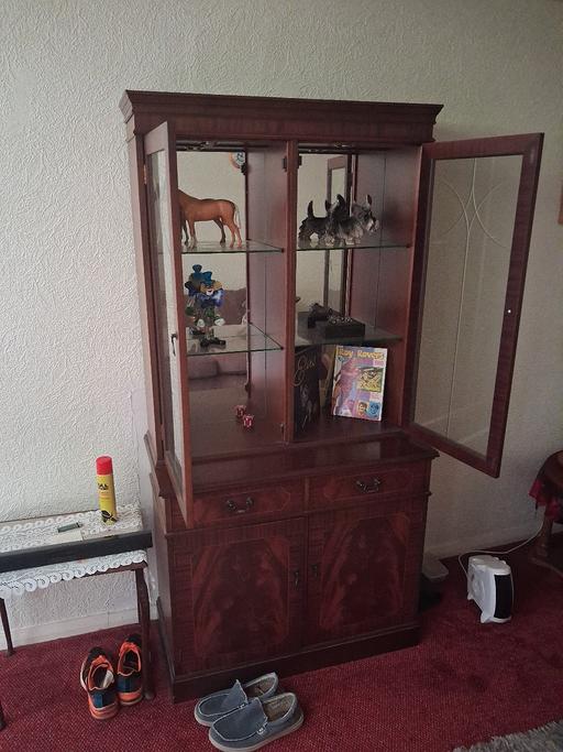 Buy & Sell Fairfield High Peak - Photos for mahogany Cabinet With 2 glass shelves