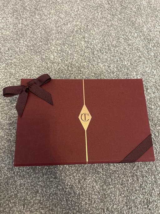 Buy & Sell Silvertown East London - Photos for Charlotte tilbury gift box