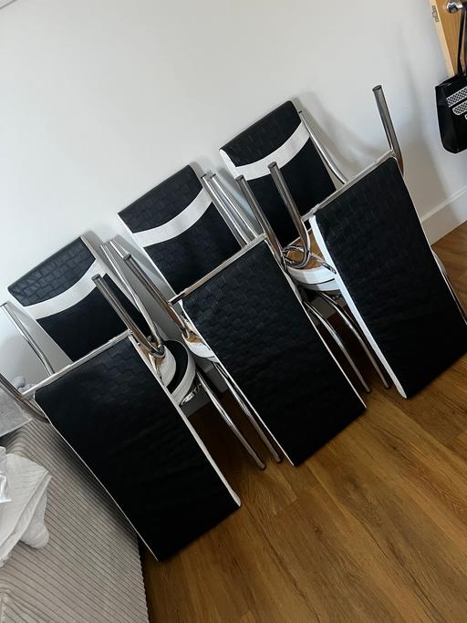 Buy & Sell Navestockside Brentwood - Photos for Table and six chair set black and white
