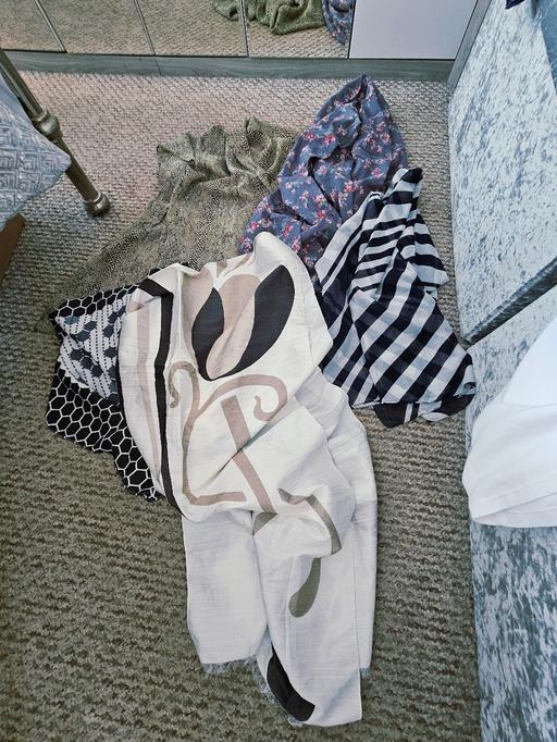 Buy & Sell Newton Doncaster - Photos for 5 scarf collection.