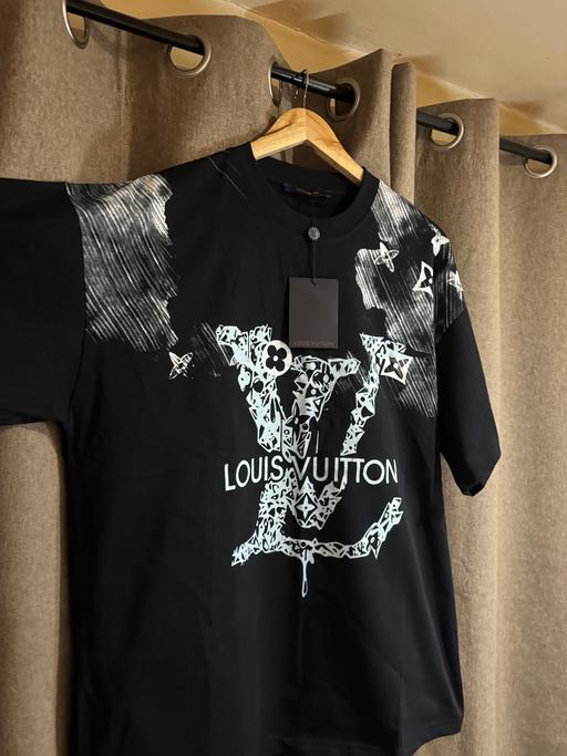 Buy & Sell Cricklewood North West London - Photos for Lv t shirt