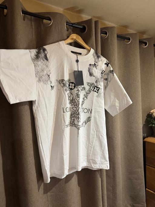 Buy & Sell Cricklewood North West London - Photos for Lv t shirt