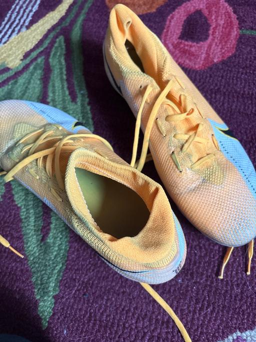 Buy & Sell Hampton Hill Richmond upon Thames - Photos for Football trainers uk 9 adults