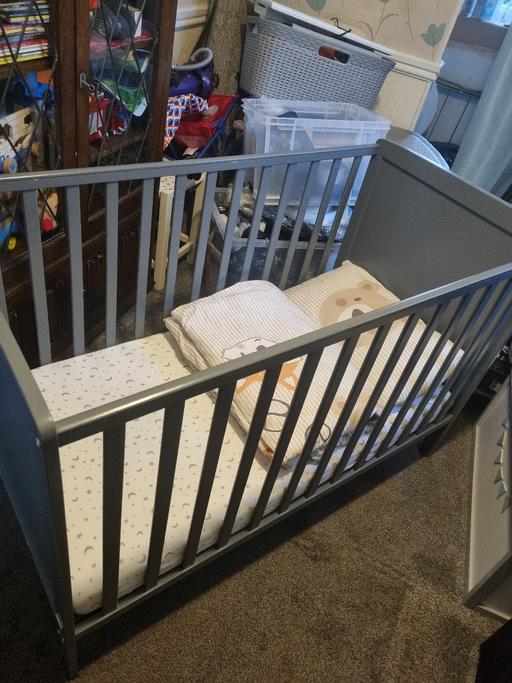 Buy & Sell Oxley Wolverhampton - Photos for lvly grey little bud cot/matteress beddin