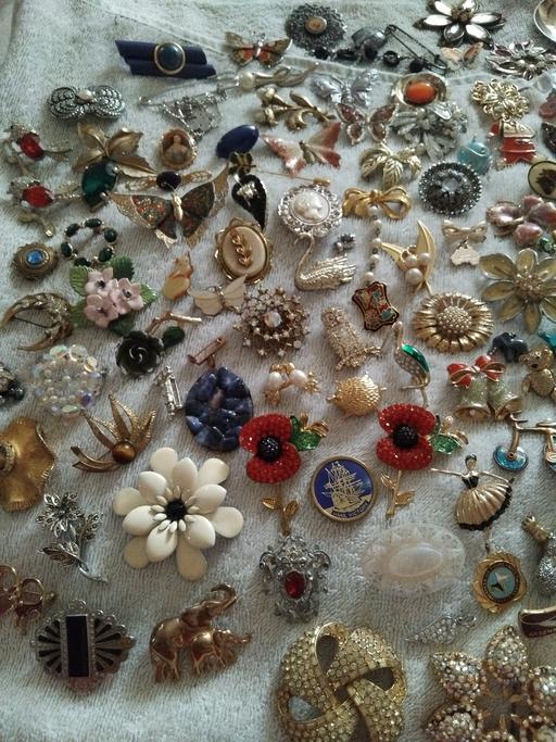 Buy & Sell Kemsley Swale - Photos for lots of brooches as seen
