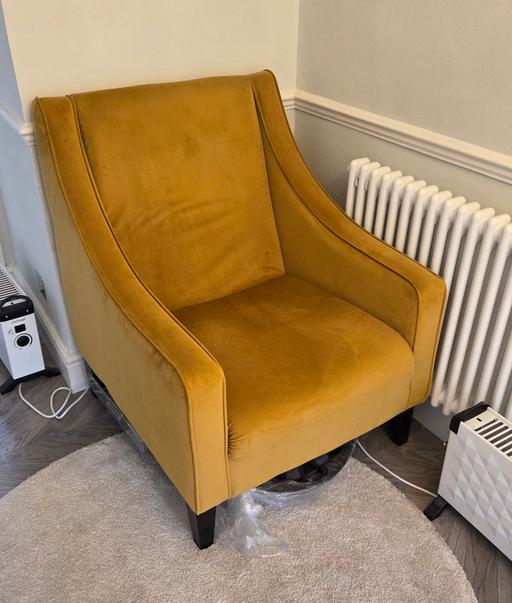 Buy & Sell South Hackney East London - Photos for Velvet Armchair in Kennington