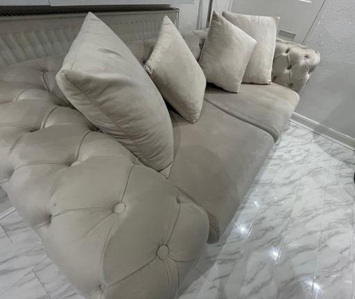 Buy & Sell Commercial Road East London - Photos for 3 Seater sofa - chesterfield - beige velvet
