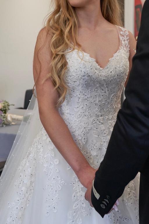 Buy & Sell Lee Chapel North Basildon - Photos for Elegant wedding dress with sparkling stones