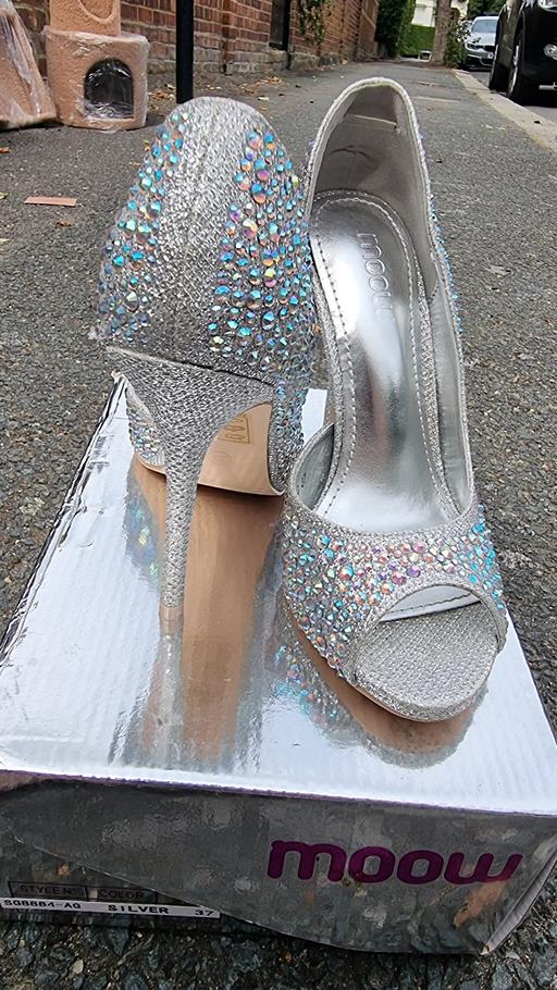 Buy & Sell Bow East London - Photos for Szie 4 Silver Heels