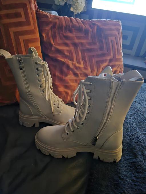 Buy & Sell Hyde Tameside - Photos for laddies cream high winter boots size 3uk