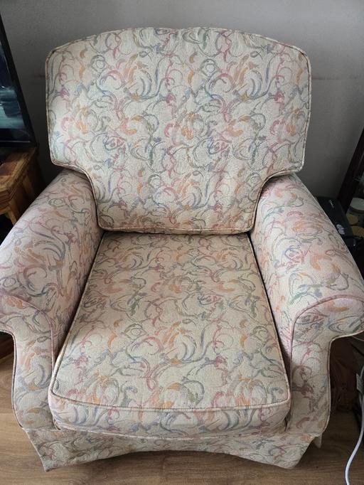 Buy & Sell Luton Bedfordshire - Photos for Three Seater Sofa & Two single Seaters