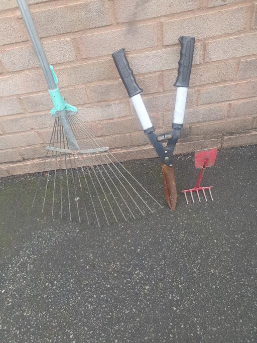 Buy & Sell Pensnett Dudley - Photos for Fold Up Rake, Hedge Cutters & Small Shovel