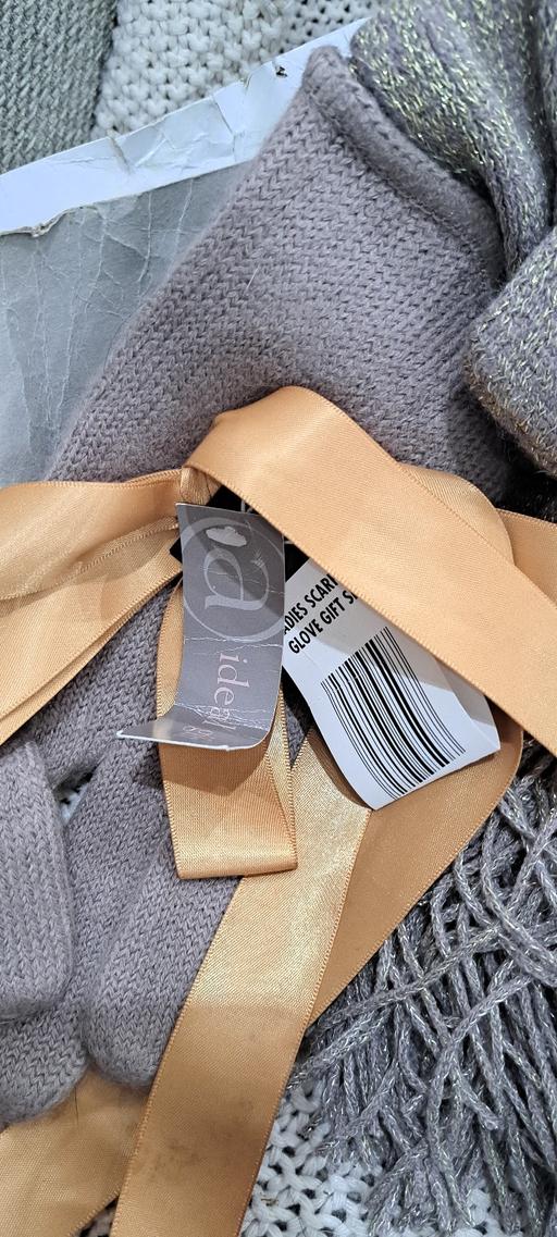 Buy & Sell Sutton Coldfield Birmingham - Photos for Avenue scarf and gloves gift set
