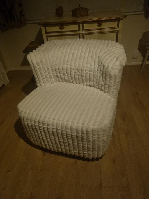 Buy & Sell Lye Dudley - Photos for vesganti plush swivel 360 arm chair brand new