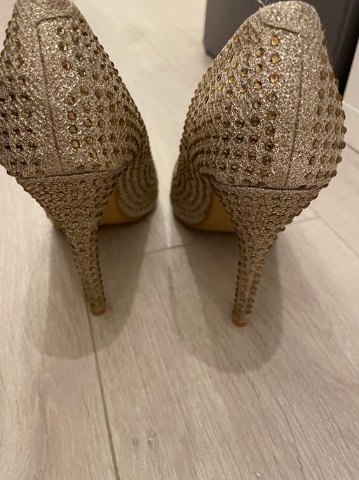 Buy & Sell North Kensington West London - Photos for Gold high heels