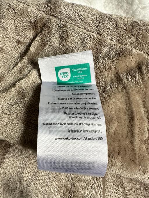 Buy & Sell Sheffield Sheffield - Photos for Amazon Basics oeko-tek Throw Blanket