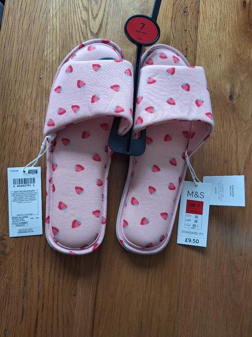 Buy & Sell Ettingshall Park Wolverhampton - Photos for New M&S size 7 Strawberry 🍓 Slippers