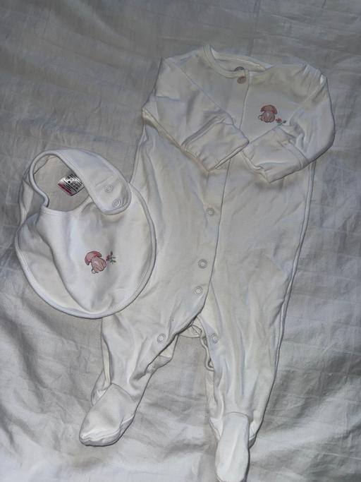 Buy & Sell Birmingham City Centre Birmingham - Photos for White sleepsuit & bib