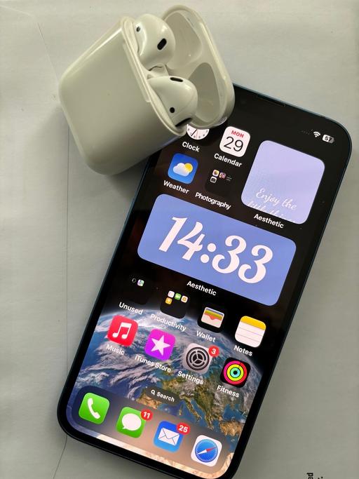 Buy & Sell Kennington South East London - Photos for iPhone 13 and apple earbuds bundle