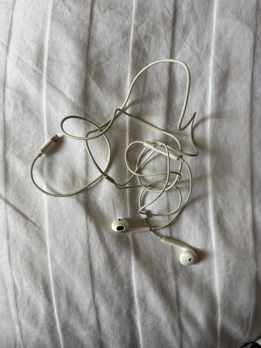 Buy & Sell Queen`s Park North West London - Photos for Apple wired headphones