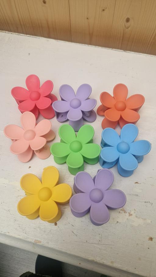 Buy & Sell Walthamstow East London - Photos for 8 x FLOWER HAIR CLAW CLIPS