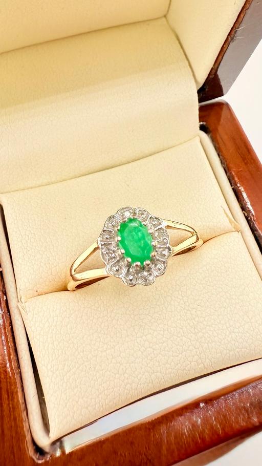 Buy & Sell Harrow on the Hill North West London - Photos for Emerald and Diamond Halo 9ct Gold Ring