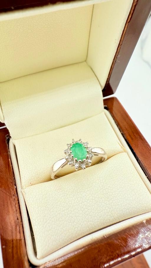 Buy & Sell Harrow on the Hill North West London - Photos for Emerald and Diamond White Gold Cluster Ring