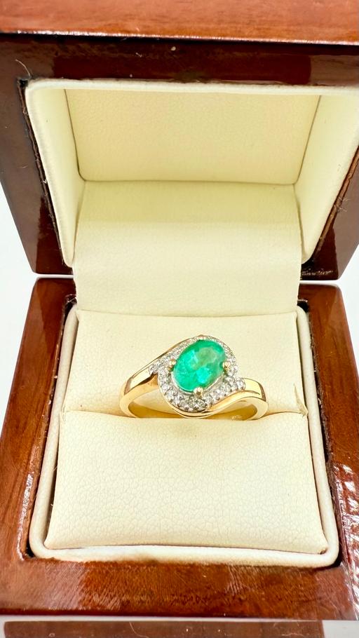 Buy & Sell Harrow on the Hill North West London - Photos for Emerald and Diamond Halo 9ct Gold Ring