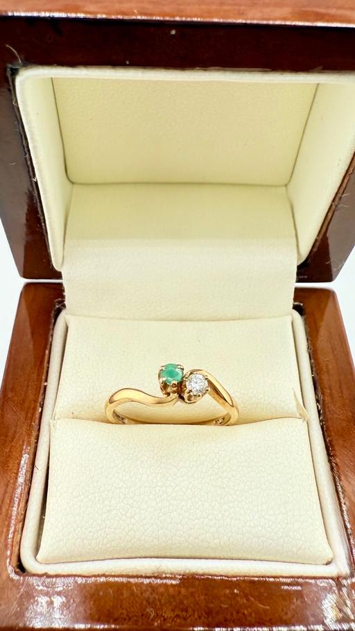 Buy & Sell Harrow on the Hill North West London - Photos for Emerald and Diamond Crossover 9ct Gold Ring