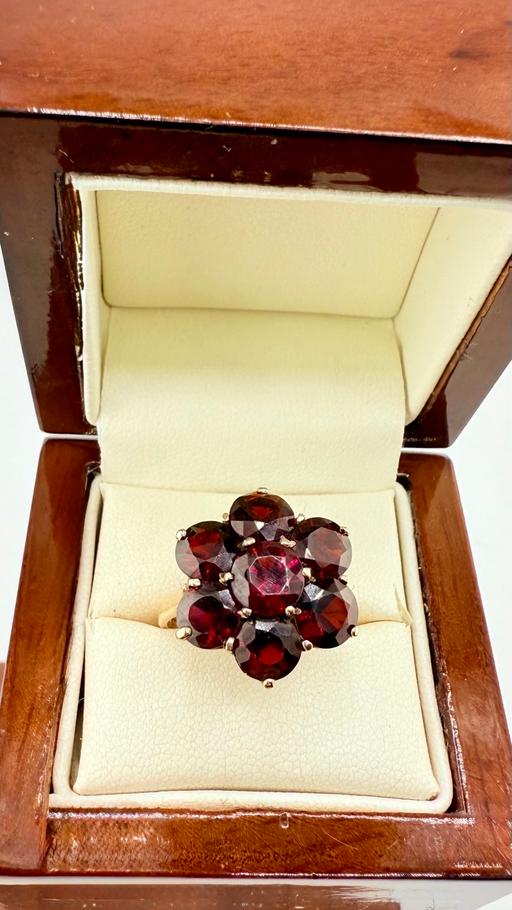 Buy & Sell Harrow on the Hill North West London - Photos for Heavy Garnet Cluster 9ct Gold Ring - 4.2g