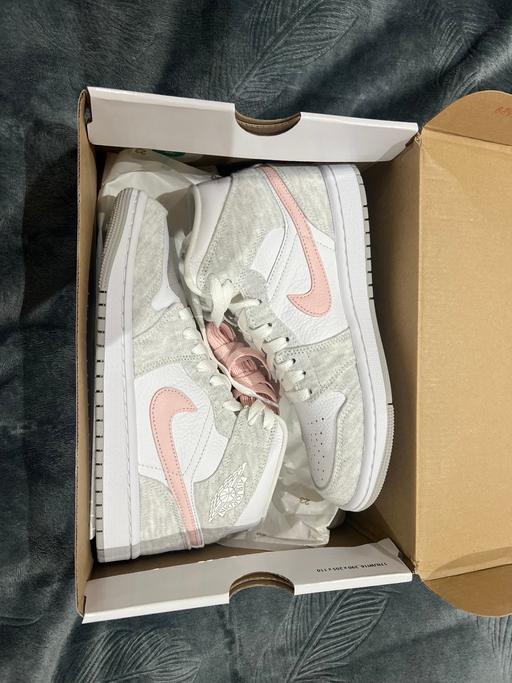 Buy & Sell The Hale North West London - Photos for UK Size 4 Women Air Jordans 1 Mid SE
