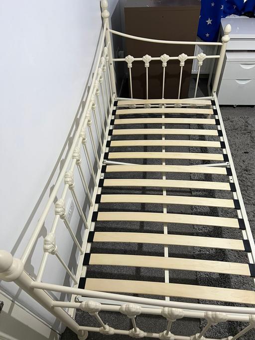 Buy & Sell Heston South West London - Photos for single extendable bed. in perfect condition