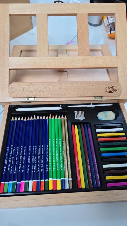 training East Ham East London - Photos for Colouring set with wooden box